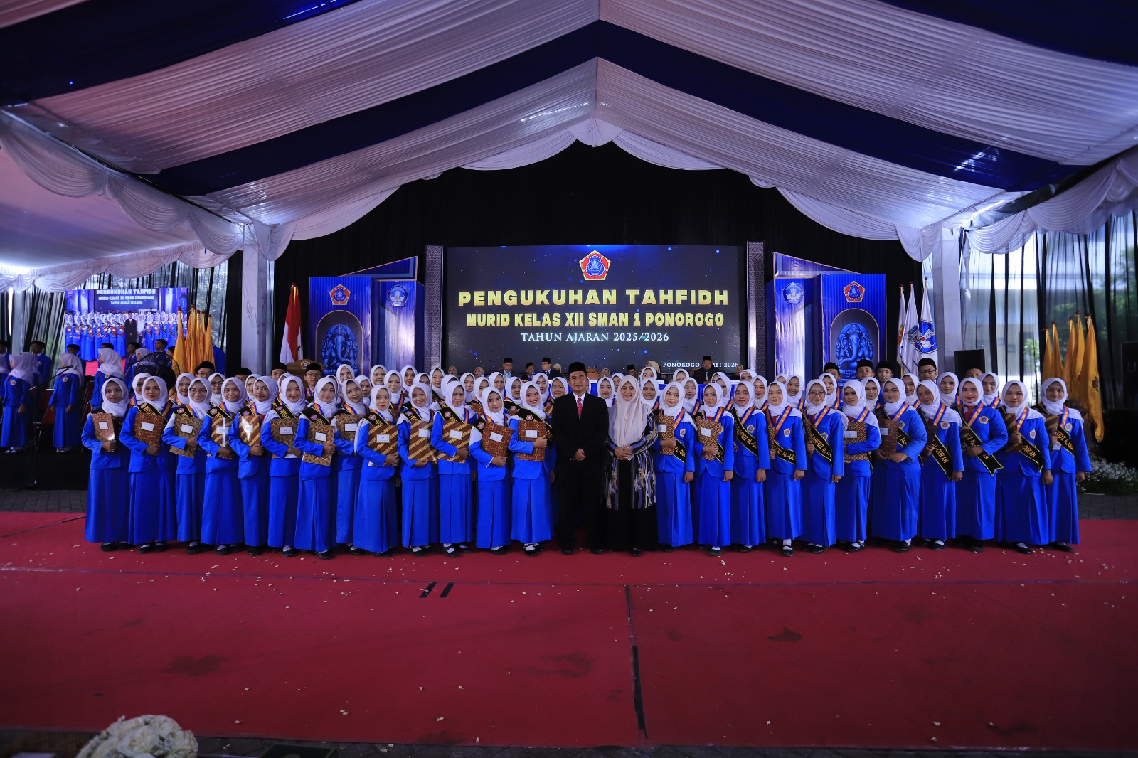 Murid tahfidh SMA Negeri 1 Ponorogo berfoto bersama setelah pengukuhan pada kelulusan 2025.